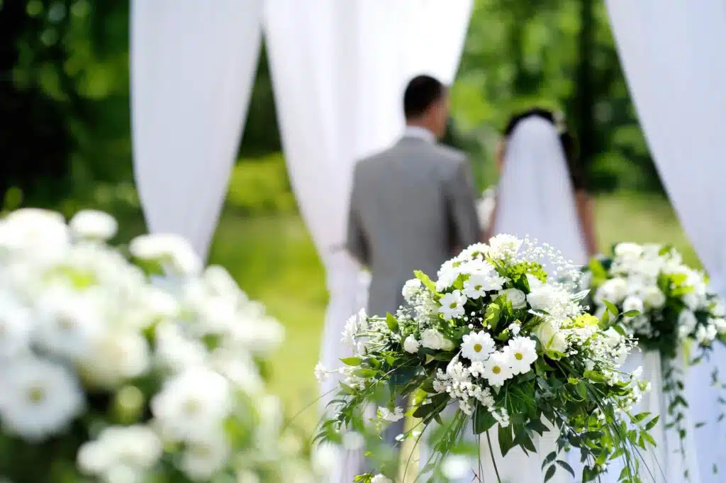 Arranjos de flores brancas para cerimônia de casamento ao ar livre, decoração delicada e sofisticada
